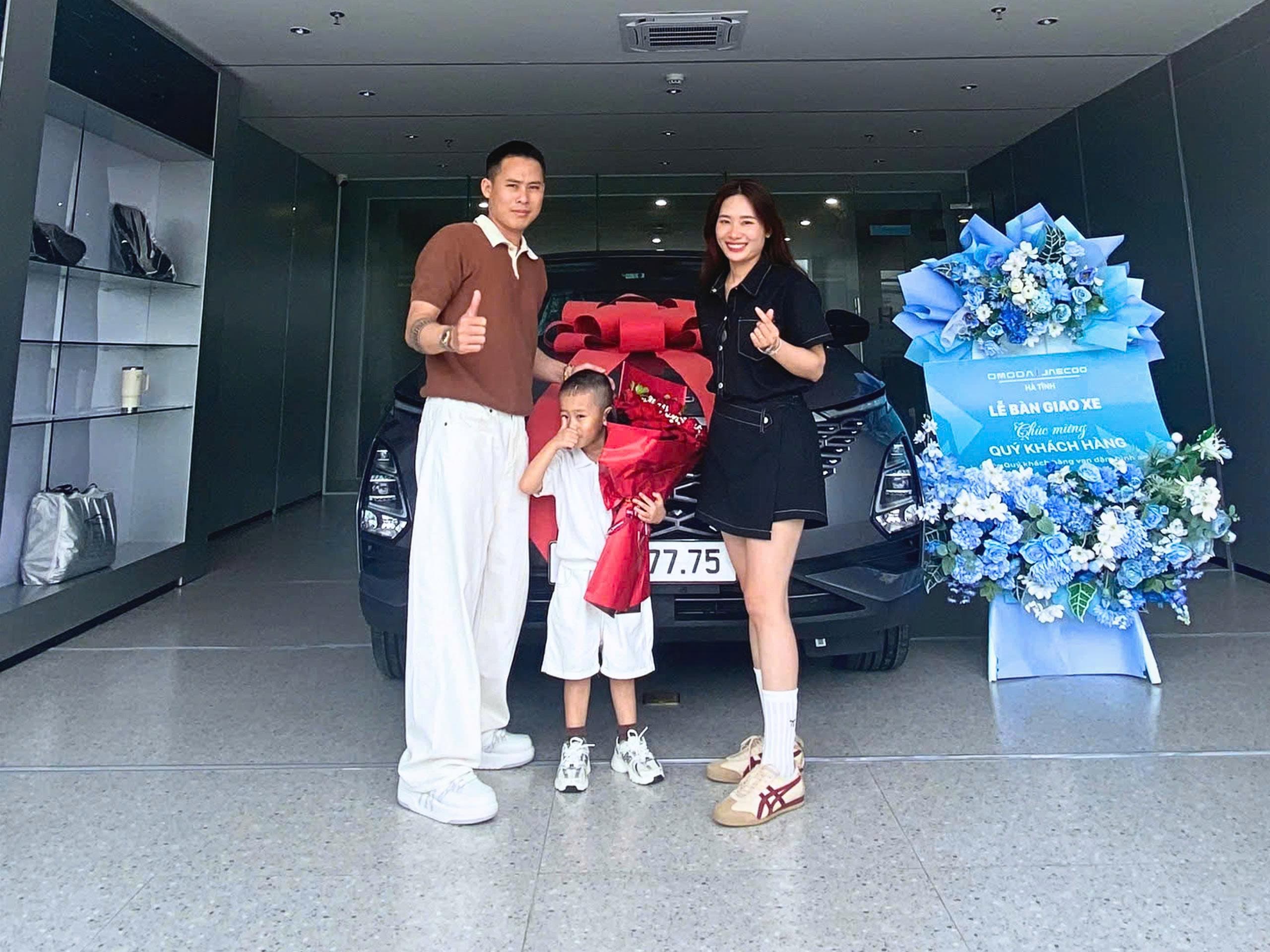 Khách hàng nhận xe tại showroom
