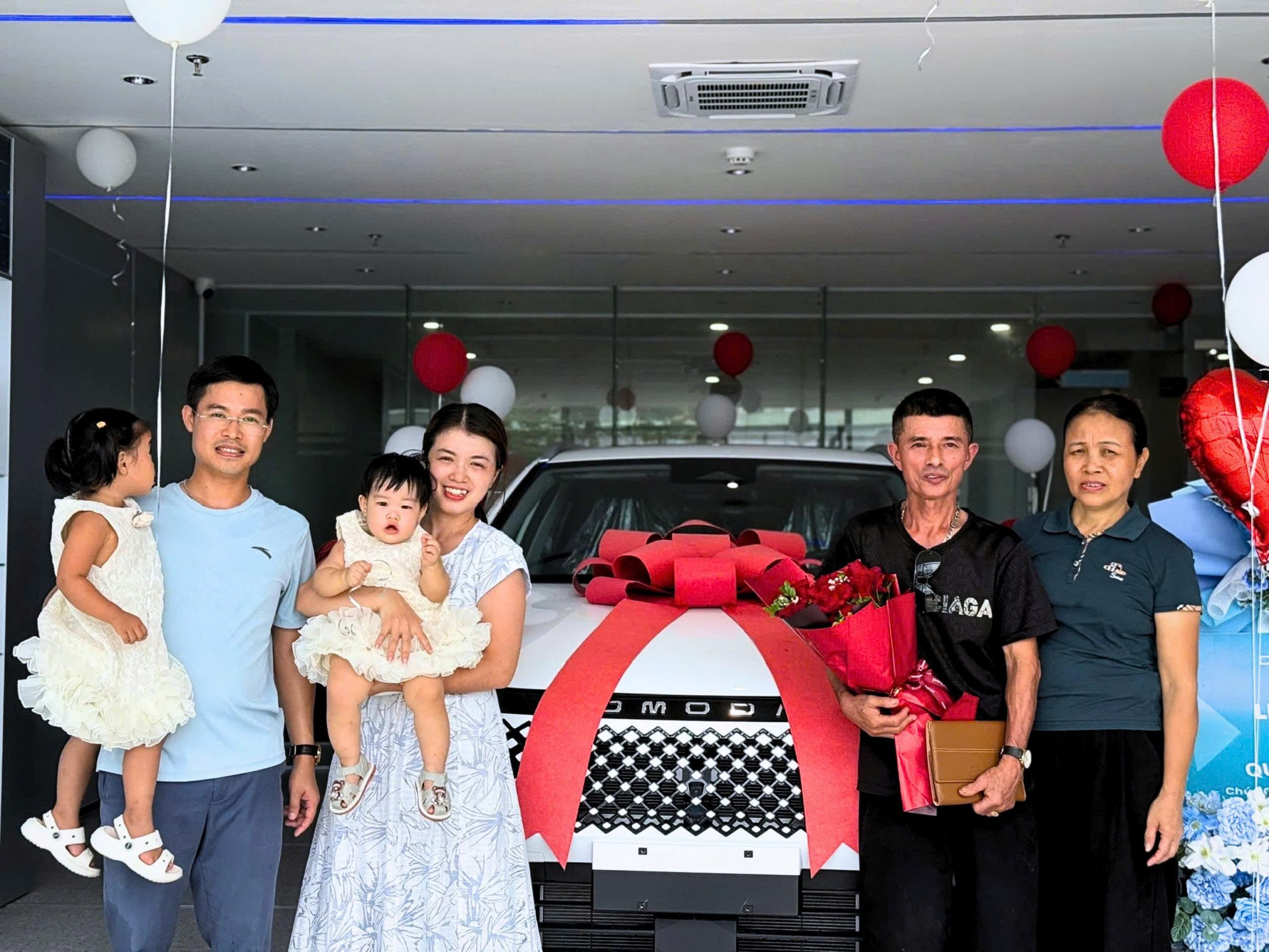 Gia đình nhận xe Omoda C5 trắng